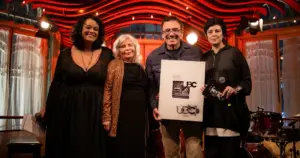 Alice Ruiz recebe o Troféu Tradições UBC 2026 ao lado de Tulipa Ruiz, Wilson Simoninha e Fernanda Takai em São Paulo (Divulgação)