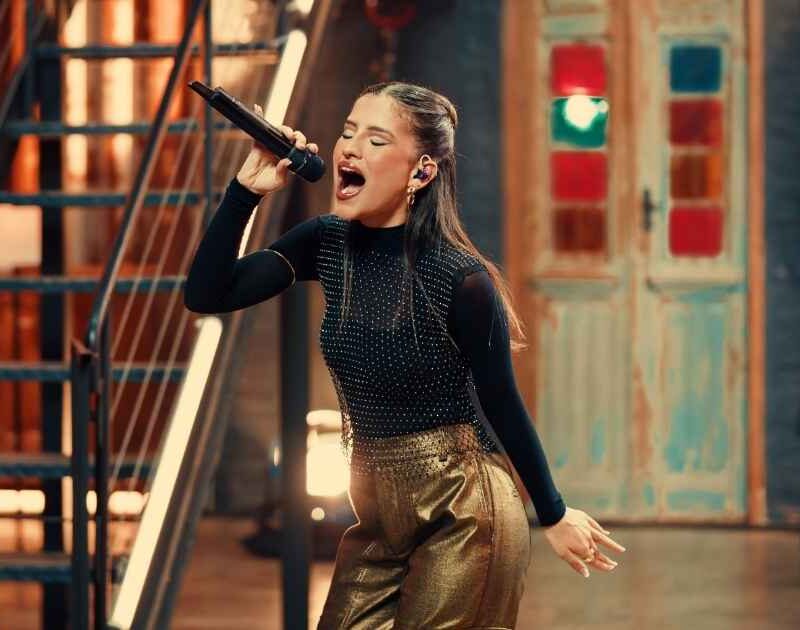 Lis Avancini explora agudos em novo single ‘A Igreja Nunca Vai Parar’