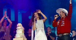 A cantora Paula Fernandes ganhou bolo no palco para celebrar seu aniversário em Barretos (Alisson Demetrio)