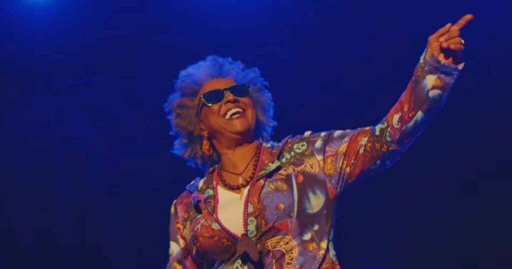 Sandra Sá em cena do novo clipe "Sou Tão Feliz" (Reprodução Youtube)