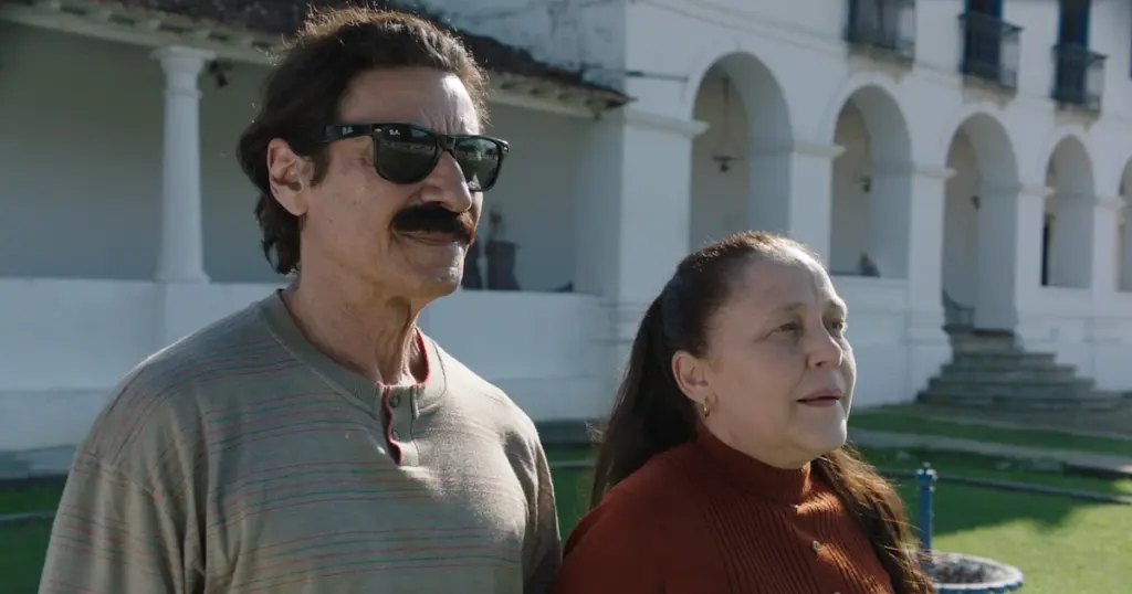‘Viver é Melhor que Sonhar’: Luiz Carlos Vasconcelos interpreta Belchior e Isabela Garcia vive Edna (Divulgaçao)