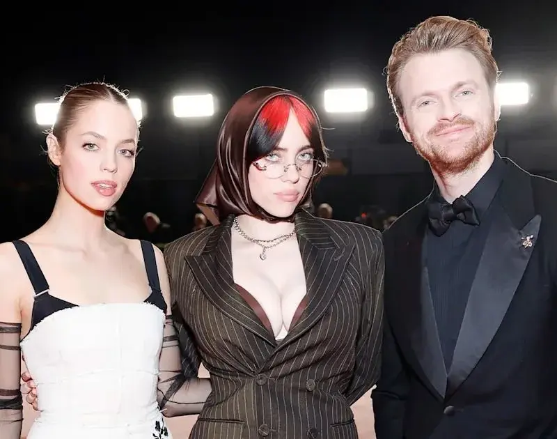 Billie Eilish celebra casamento do irmão, Finneas, com Claudia Sulewski