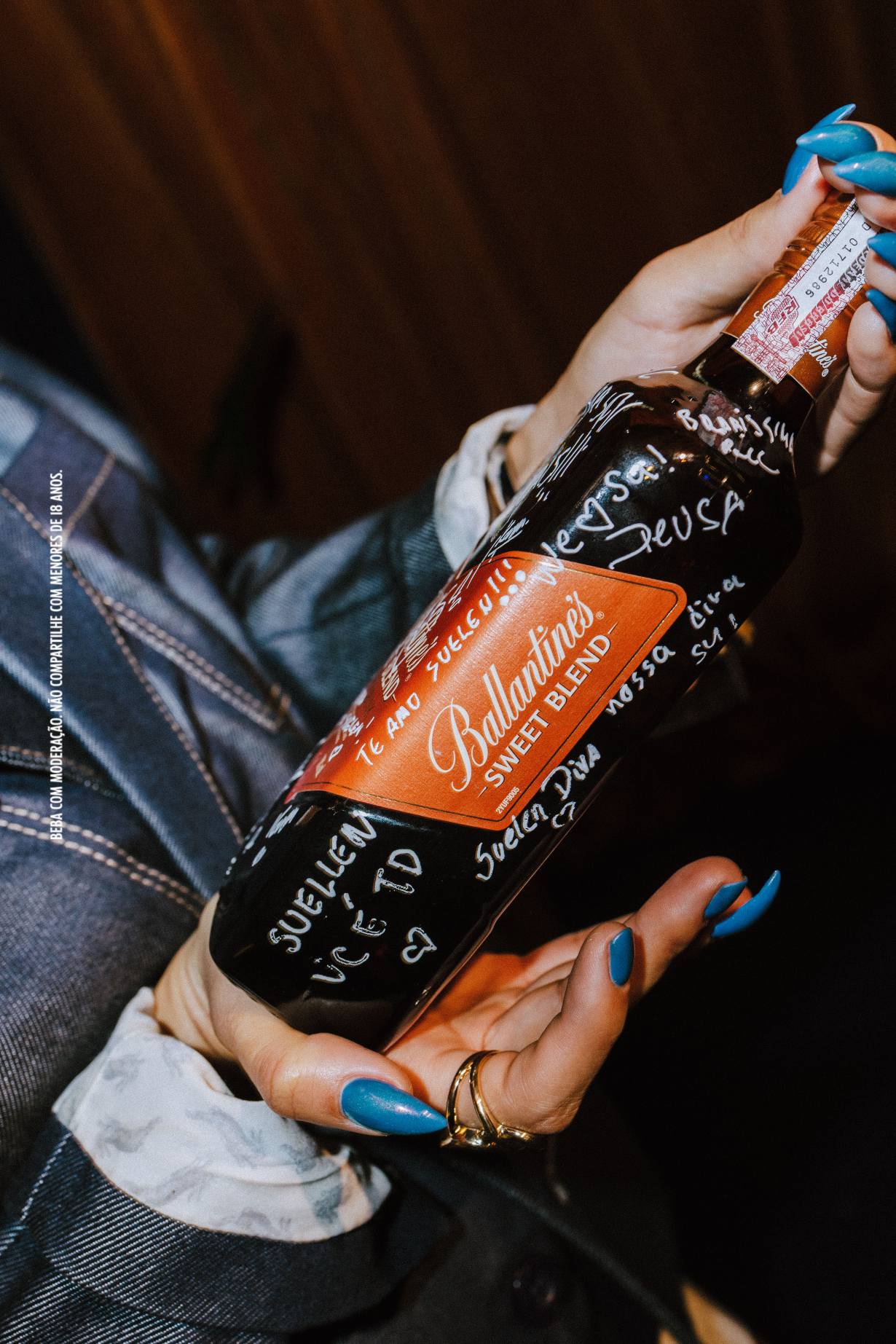 Garrafa de Ballantine's Sweet Blend autografada por fãs de Vintage Culture / Divulgação