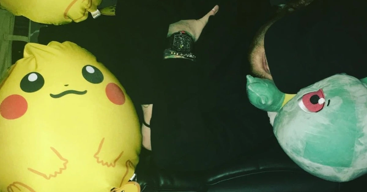 Ed Sheeran dormindo ao lado de pelúcias do Pokémon (reprodução @EdSheeranMusic)