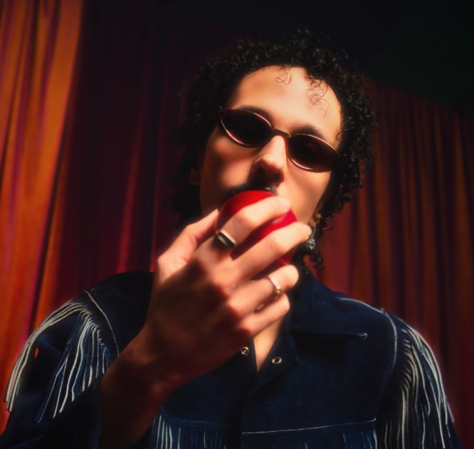 Cantor Thomé lança seu segundo álbum (Anabiss/Divulgação)