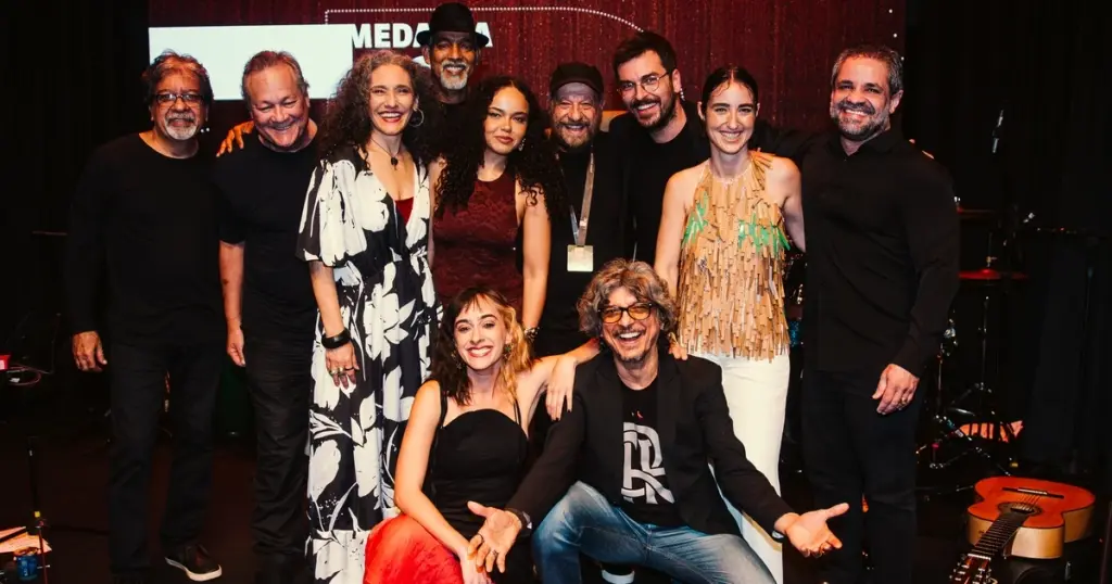 João Bosco posa com a banda e convidados da homenagem na sede da UBC (Divulgação/Brunini)
