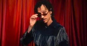 Thomé lança segundo álbum da carreira (Anabiss/Divulgação)
