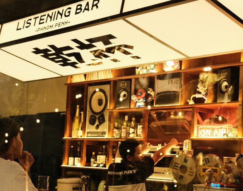 Um listening bar é um bar para escuta autenta de discos de vinil (Siborey Sean/Unsplash/Reprodução)Um listening bar é um bar para escuta autenta de discos de vinil (Siborey Sean/Unsplash/Reprodução)