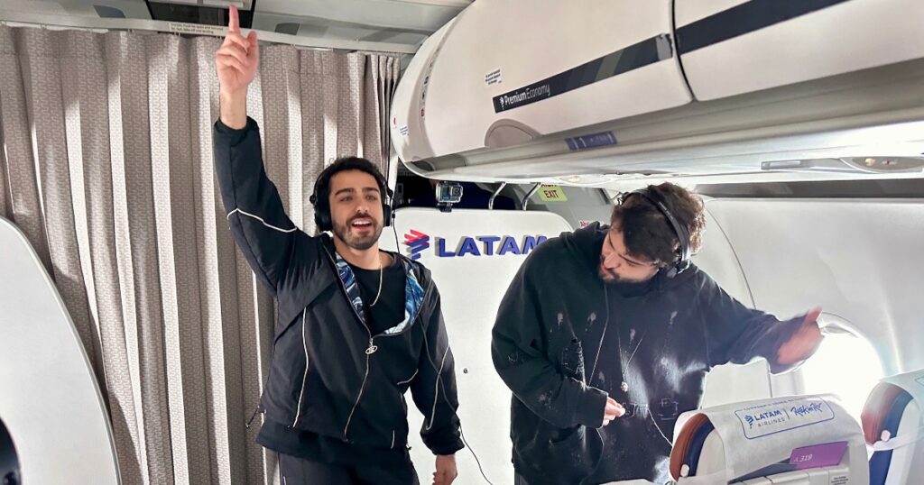 Cat Dealers fazem DJ set a 10 mil pés em voo da LATAM antes do Rock in Rio 1 Duo eletrônico Cat Dealers fez DJ set em voo da LATAM