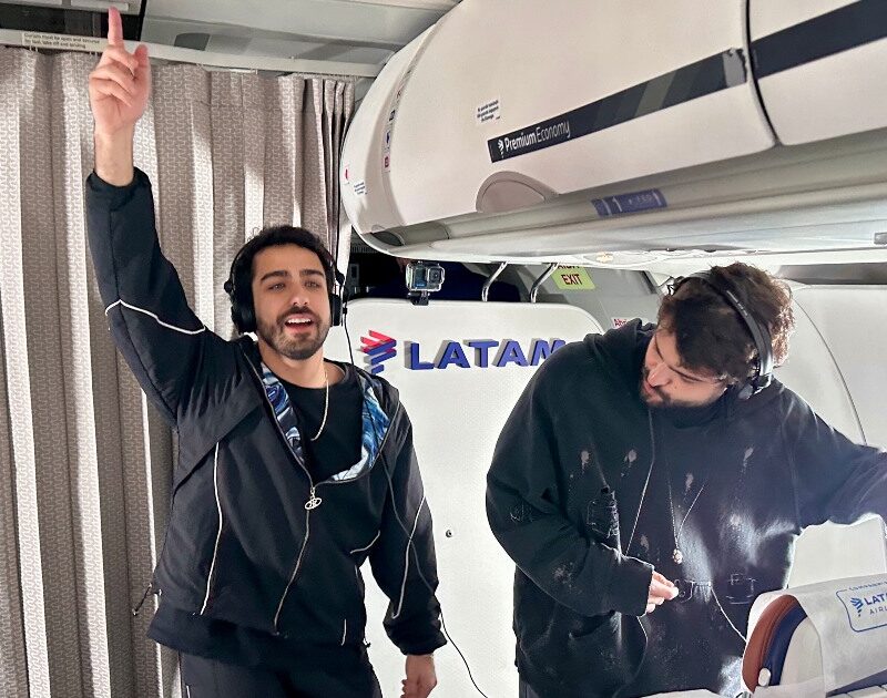 Cat Dealers fazem DJ set a 10 mil pés em voo da LATAM antes do Rock in Rio
