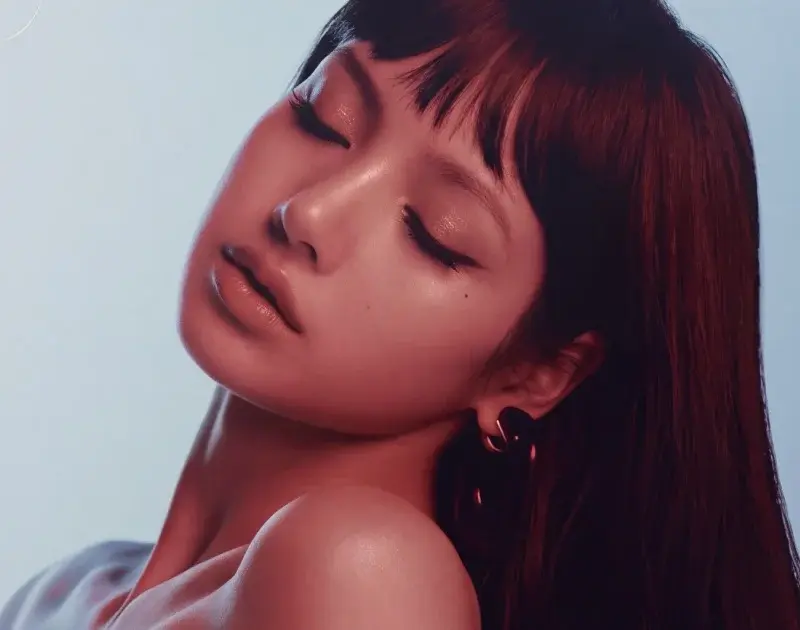 Lisa para o EP "Press Play” (Divulgação)