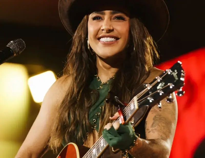 Lauana Prado durante show sertanejo 'Raiz'