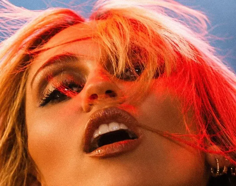 Miley Cyrus aposta em pop dançante no novo single ‘Bass Persuades’