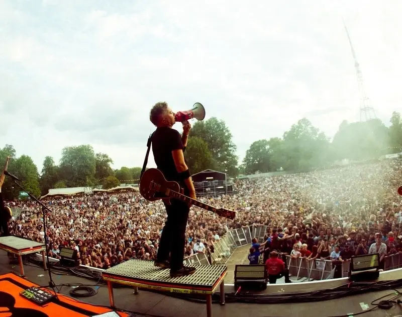 Rise Against no palco em Londres (Instagram)