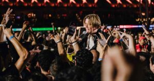 O vocalista Pelle Almqvist do The Hives no Rock in Rio (@vansbumbeers)
