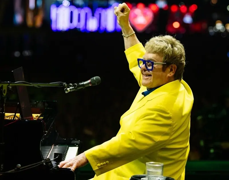 Elton John faz show de 24 músicas no Rock in Rio e quita ‘dívida’ com Brasil