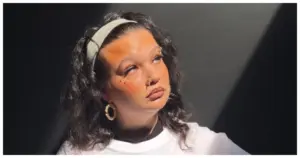 Lola Young faz campanha em prol da saúde mental (Reprodução /Instagram)