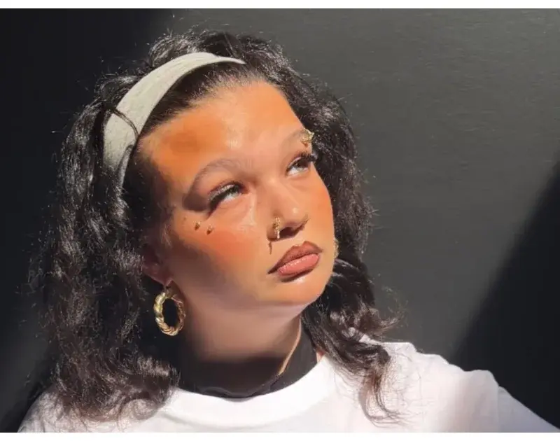 Prestes a vir ao Brasil, Lola Young faz campanha em prol da saúde mental