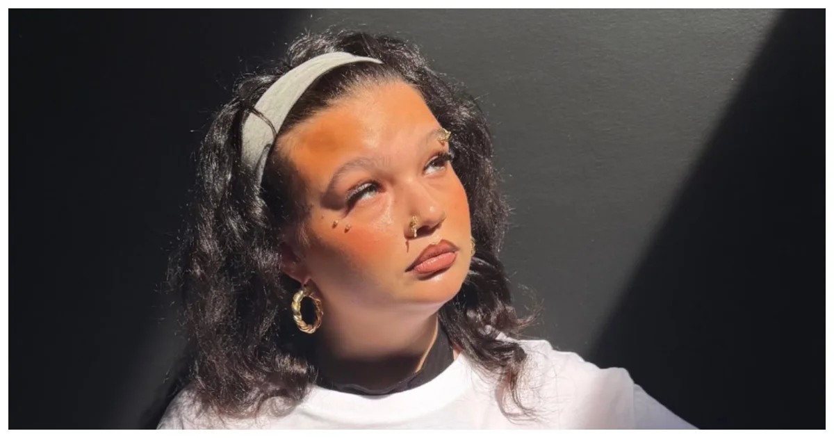 Preste a vir ao Brasil, Lola Young faz campanha em prol da saúde