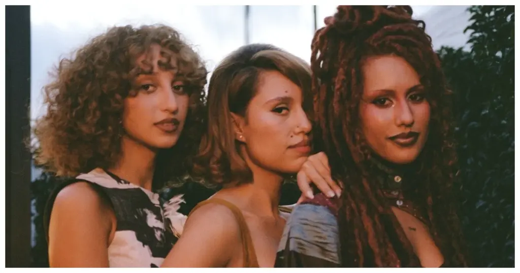 RAYE com suas irmãs Amma e Absolutely no clipe de 'Joy' (Divulgação)