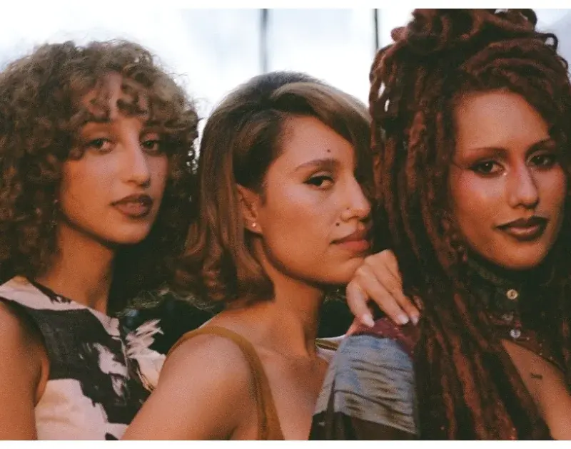 RAYE lança videoclipe do hit ‘Joy.’ ao lado de suas irmãs