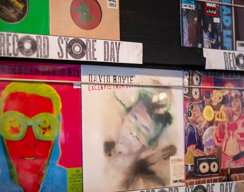O que uma seleção musical feita em vinil pode contar que o algoritmo não sabe?