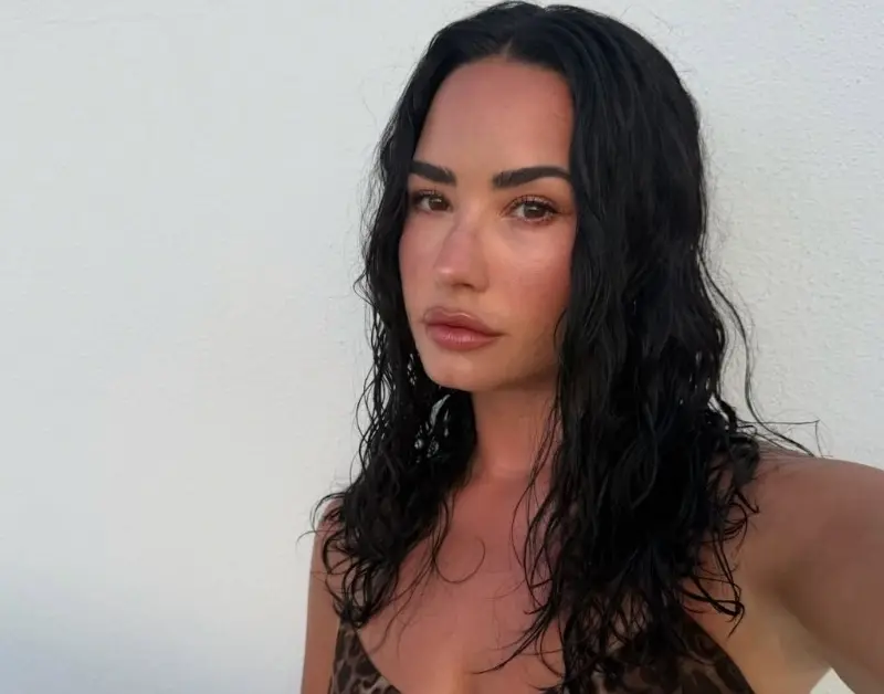 Demi Lovato chega ao Brasil e atende fãs no aeroporto do Rio de Janeiro; veja
