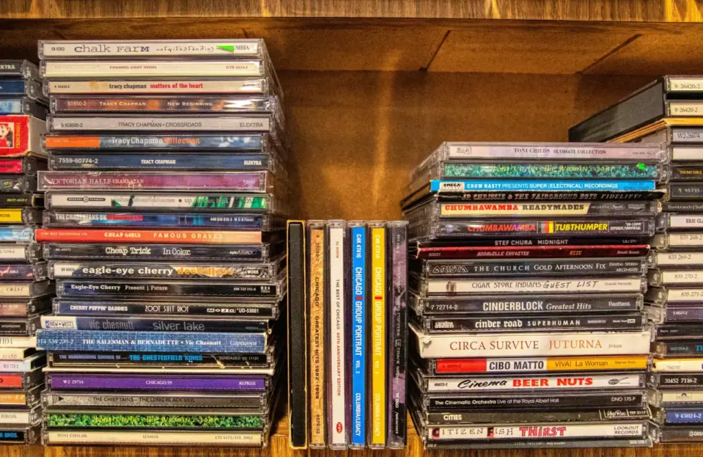 CDs. Foto de Mick Haupt na Unsplash