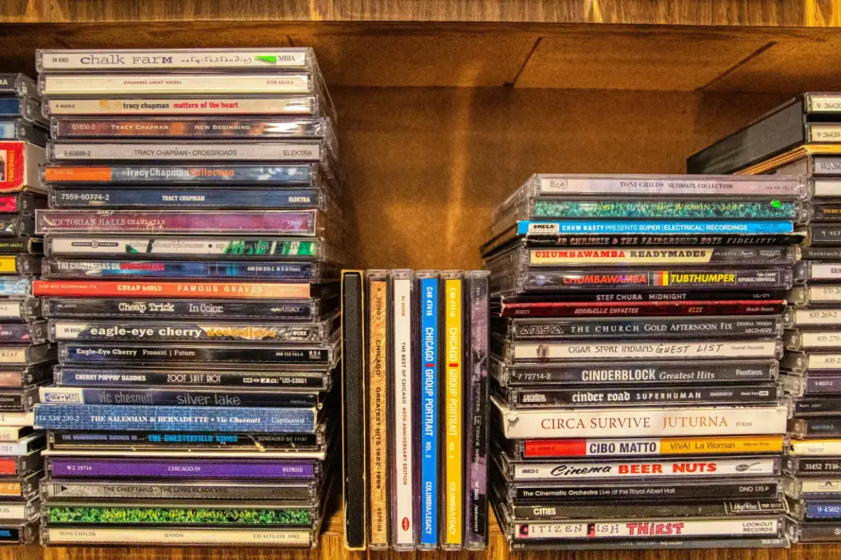 CDs. Foto de Mick Haupt na Unsplash
