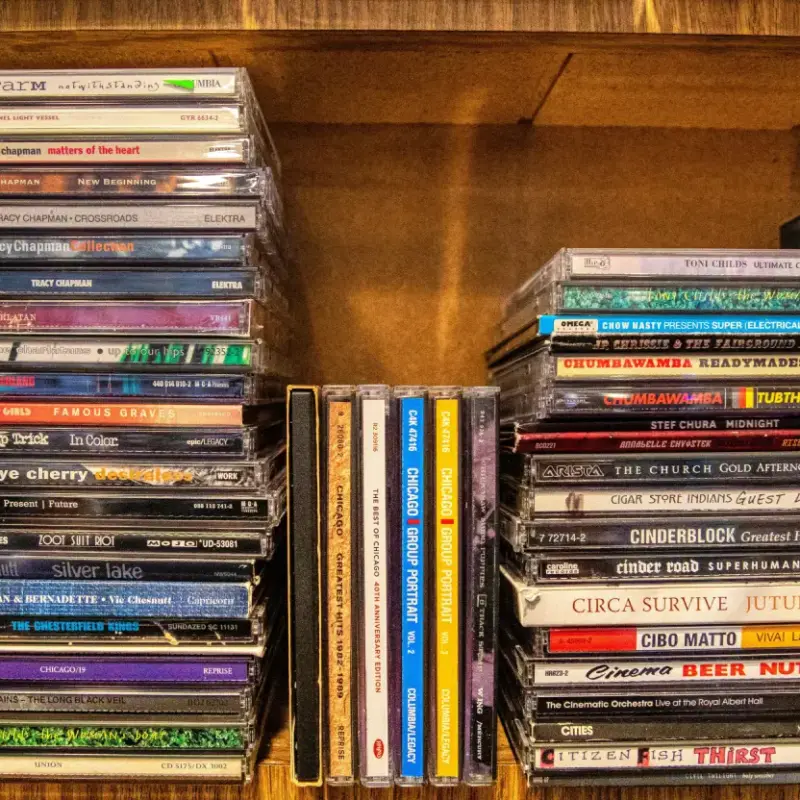 CDs. Foto de Mick Haupt na Unsplash
