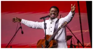 Delino Marçal começa nova fase com single 'Eu Não Sabia'