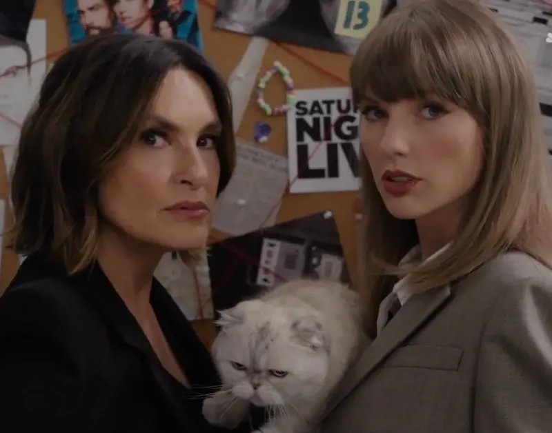 Taylor Swift e Mariska Hargitay em esquete para o Emmy 2026 (reprodução X @NBC)