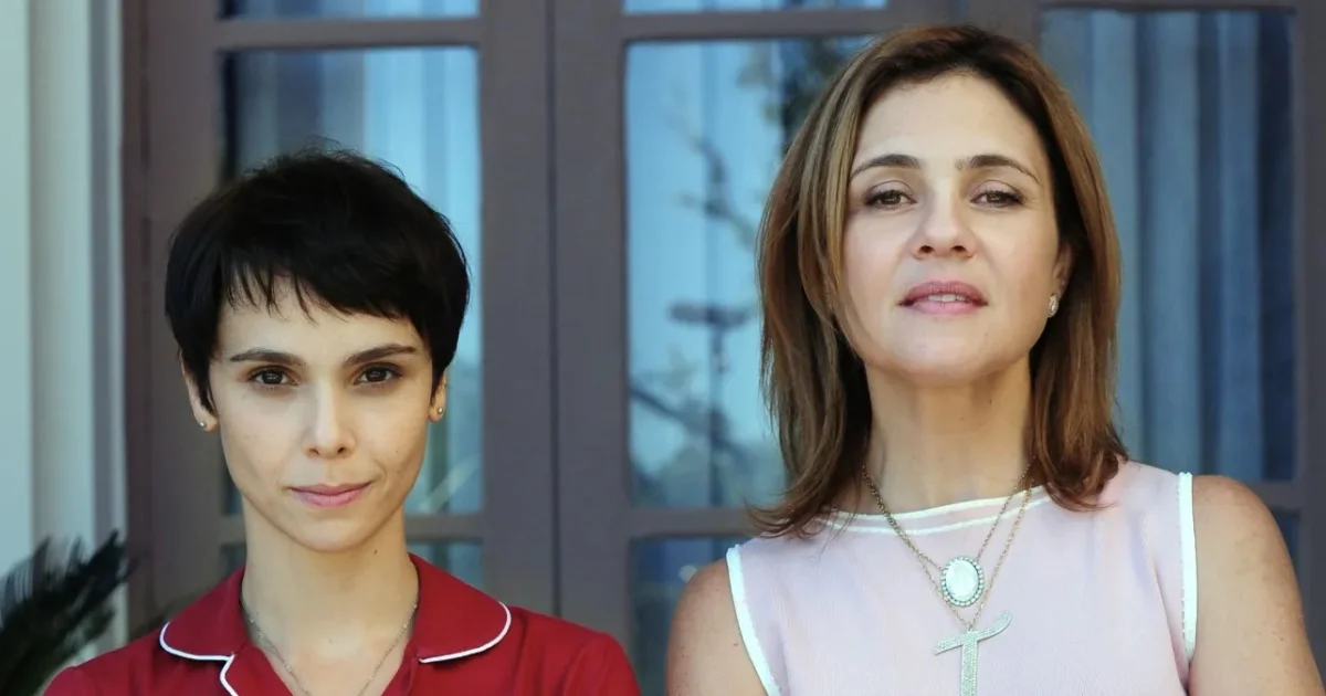 Nina (Débora Falabella) e Carminha (Adriana Esteves) em "Avenida Brasil". (Divulgação/João Miguel)