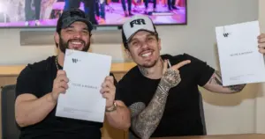 Felipe e Rodrigo assinam com a Warner Music Brasil (Fernando Hiro e Anna Clary)