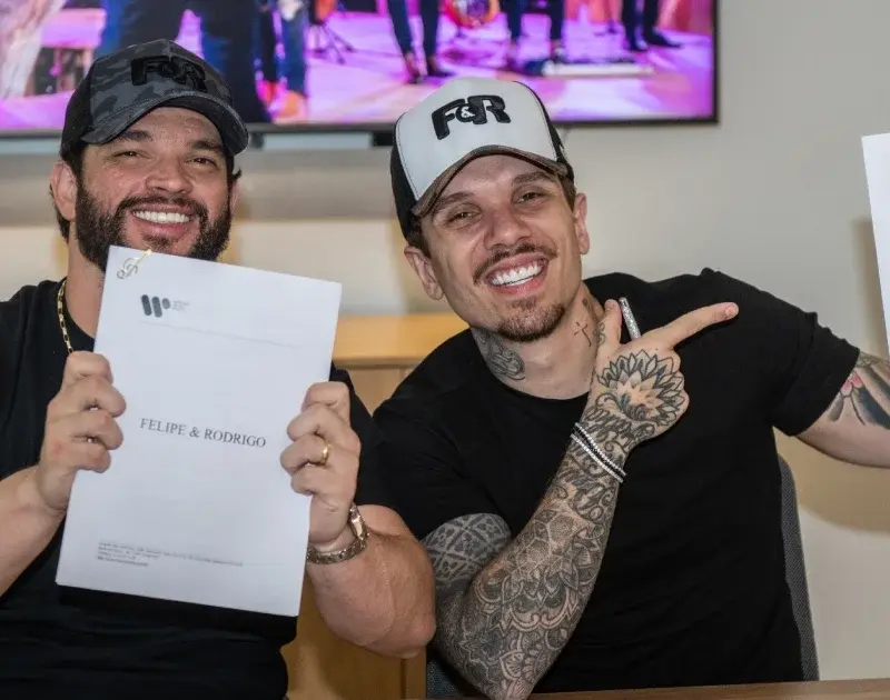 Felipe e Rodrigo assinam com a Warner Music Brasil em Nashville