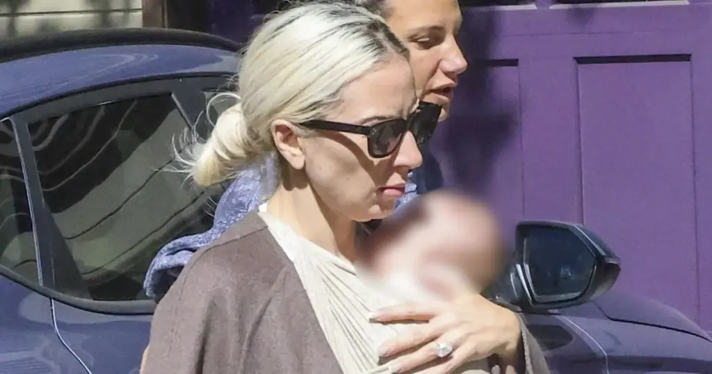 Lady Gaga com bebê (Grosby)