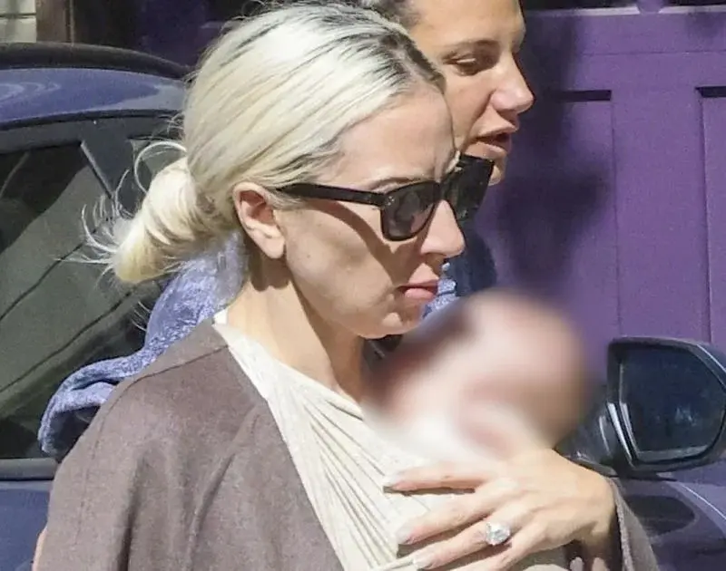 Lady Gaga com bebê (Grosby)