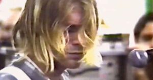 Kurt Cobain durante show do Nirvana na loja de discos Beehive (Reprodução YouTube)
