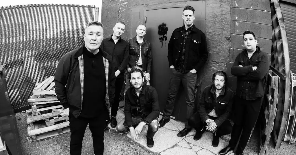 Ken Casey (à frente), vocalista do Dropkick Murphys (Divulgação)