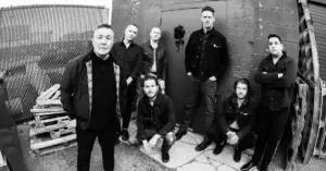 Ken Casey (à frente), vocalista do Dropkick Murphys (Divulgação)