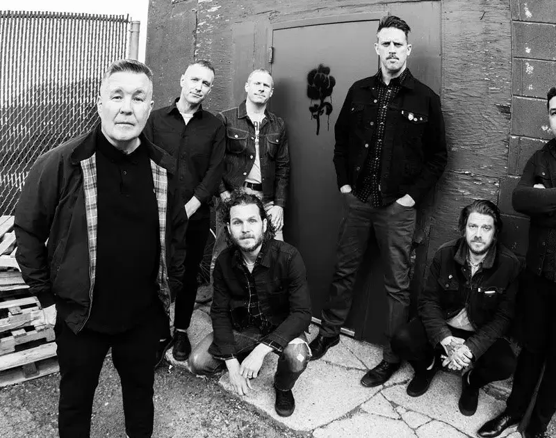 Ken Casey (à frente), vocalista do Dropkick Murphys (Divulgação)