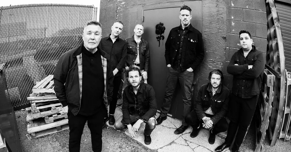 Ken Casey (à frente), vocalista do Dropkick Murphys (Divulgação)