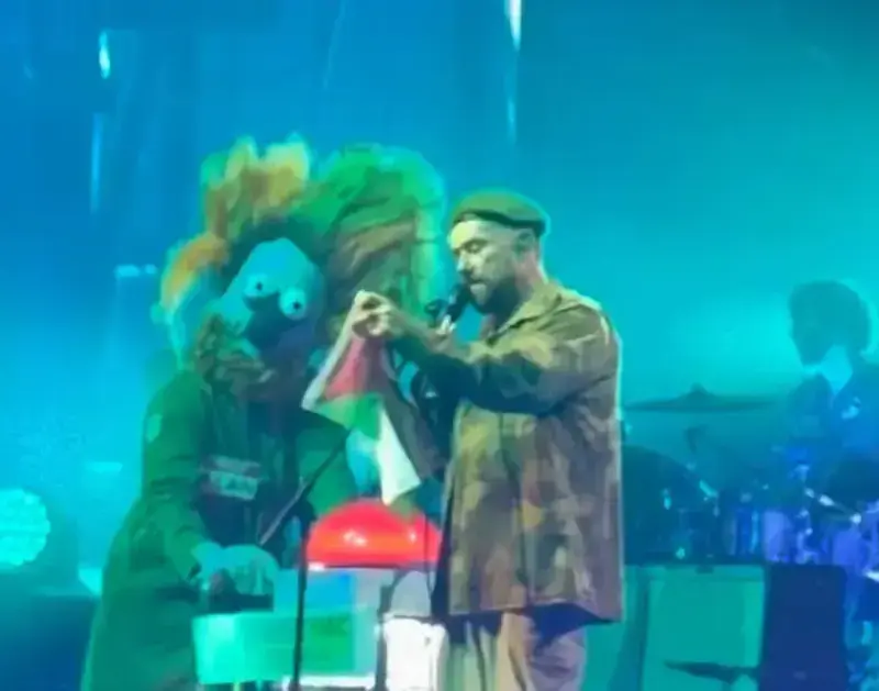 Damon Albarn ergue bandeira palestina em show do Gorillaz: ‘Nunca sejam neutros’