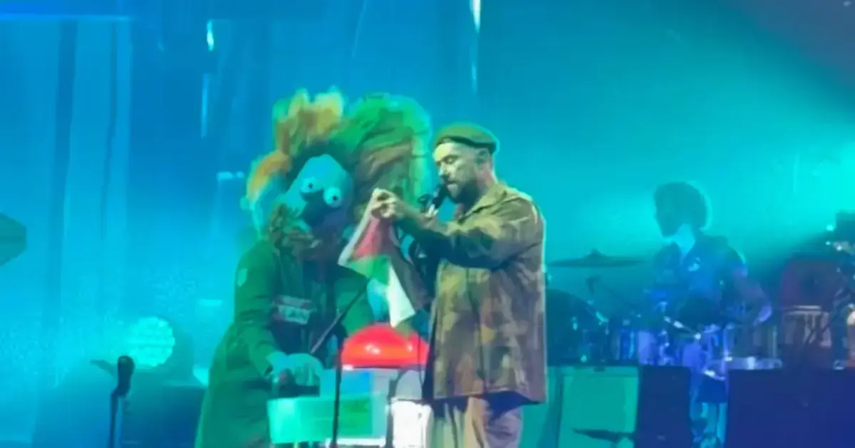 Damon Albarn, do Gorillaz, com bandeira da Palestina em show (Reprodução/Reddit)