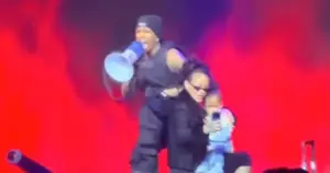 Rihanna e filho sobem ao palco com A$AP Rocky em show (Reprodução/Youtube)