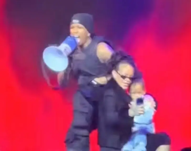Rihanna e filho sobem ao palco com A$AP Rocky em show (Reprodução/Youtube)