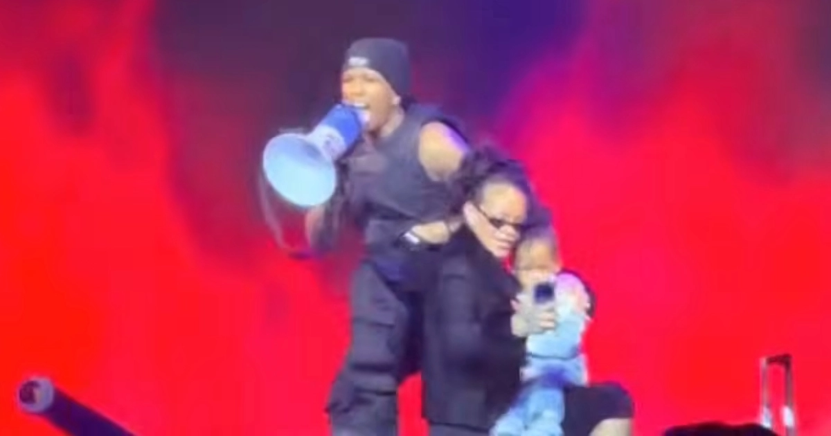Rihanna e filho sobem ao palco com A$AP Rocky em show (Reprodução/Youtube)