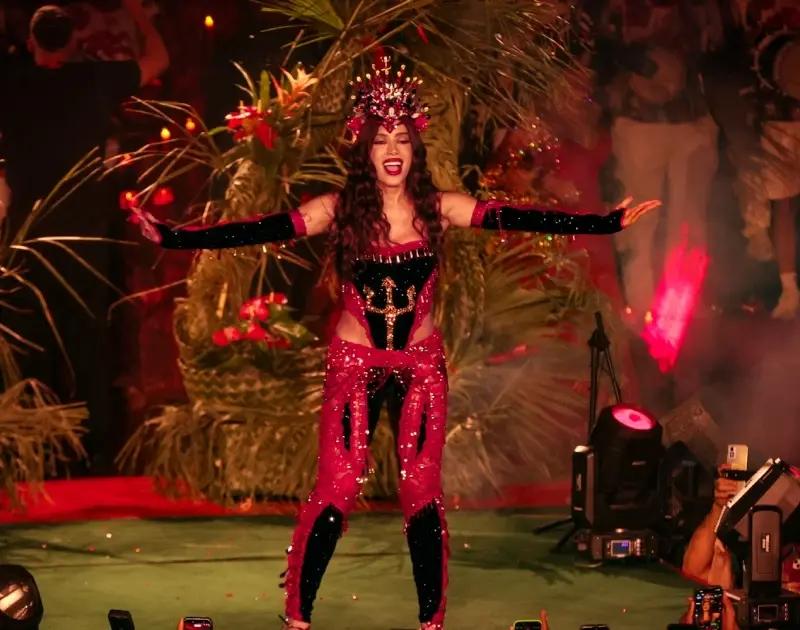 Anitta é coroada rainha de bateria da Grande Rio