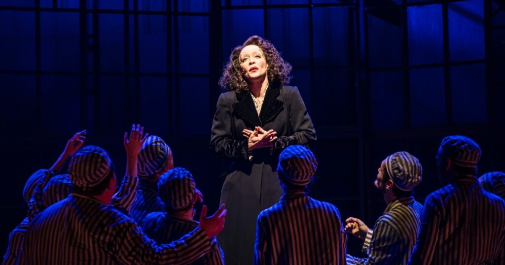 Laila Garin interpreta Édith Piaf no musical 'PIAF – Eu Não Me Arrependo', em cartaz no Teatro Bradesco, em São Paulo (Divulgação)