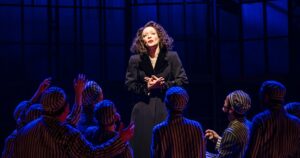 Laila Garin interpreta Édith Piaf no musical 'PIAF – Eu Não Me Arrependo', em cartaz no Teatro Bradesco, em São Paulo (Divulgação)